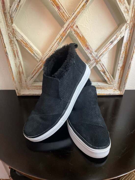 TOMS Shoes - TOMS Women's Paxton Black Fur Lined Slip-On Bootie Sneakers size 9